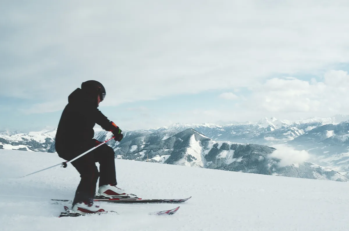 sciatore nella neve, polizze invernali